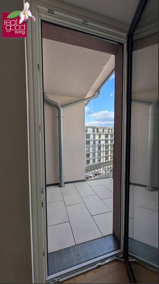 Like first occupancy: Advance payments for hot water and heating included! Charming 2-room apartment with a small but fine loggia in very good infrastructure location