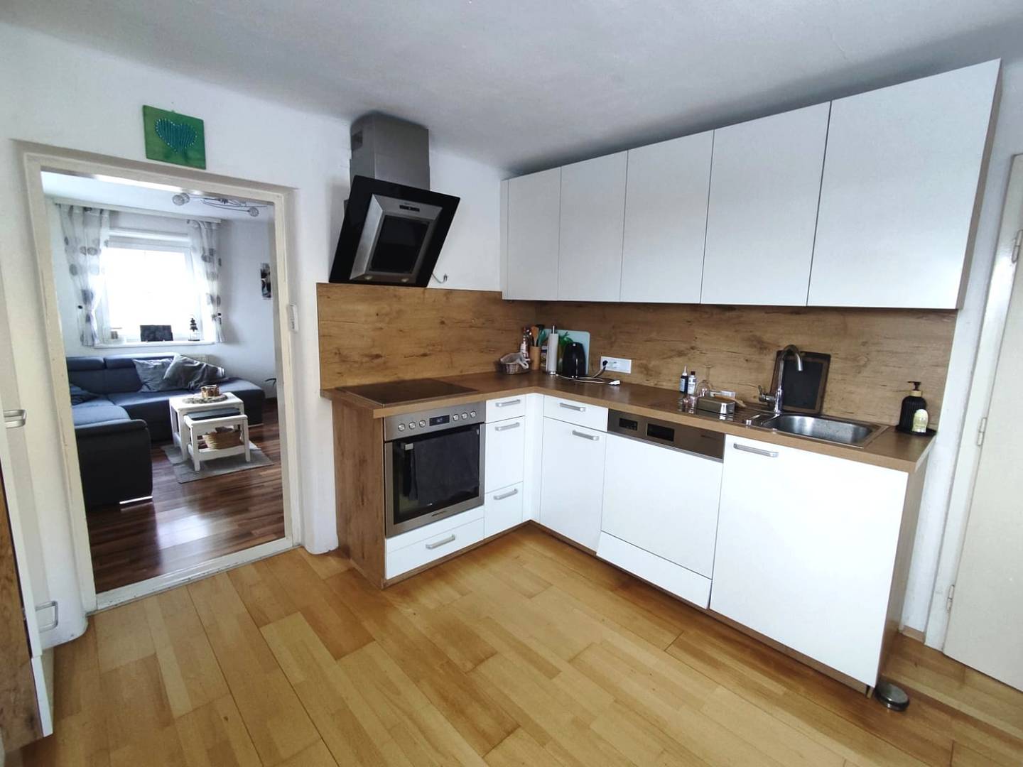 Modernisierte Familienwohnung mit Garten und Garage