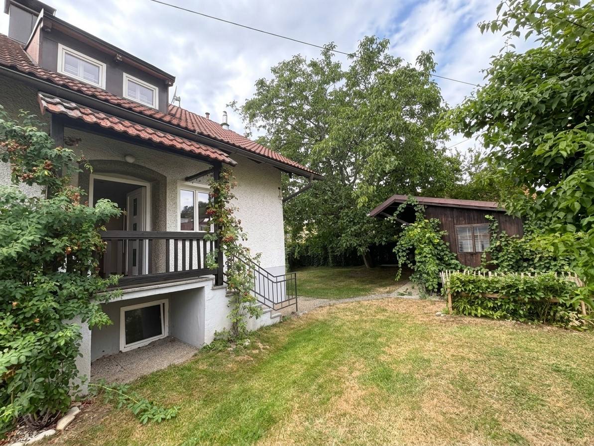 Modernisierte Familienwohnung mit Garten und Garage