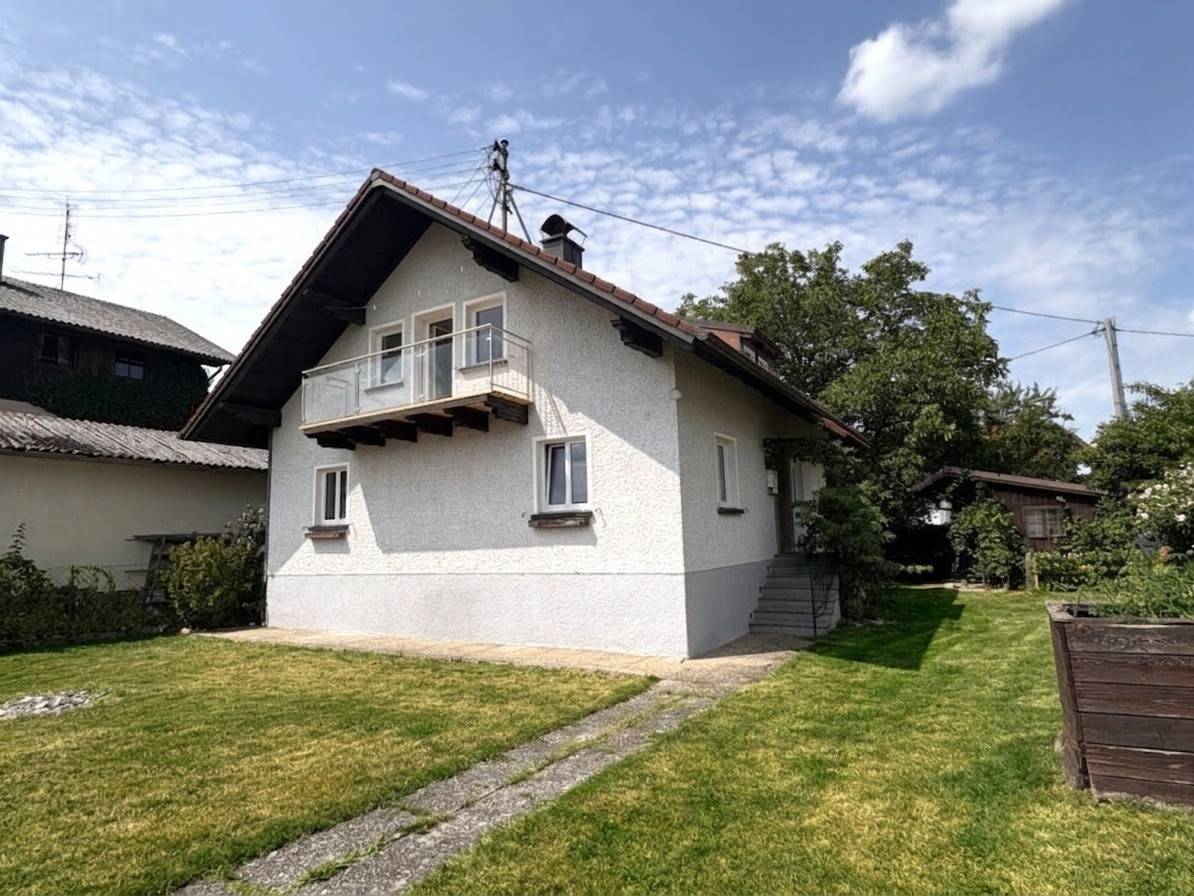 Modernisierte Familienwohnung mit Garten und Garage