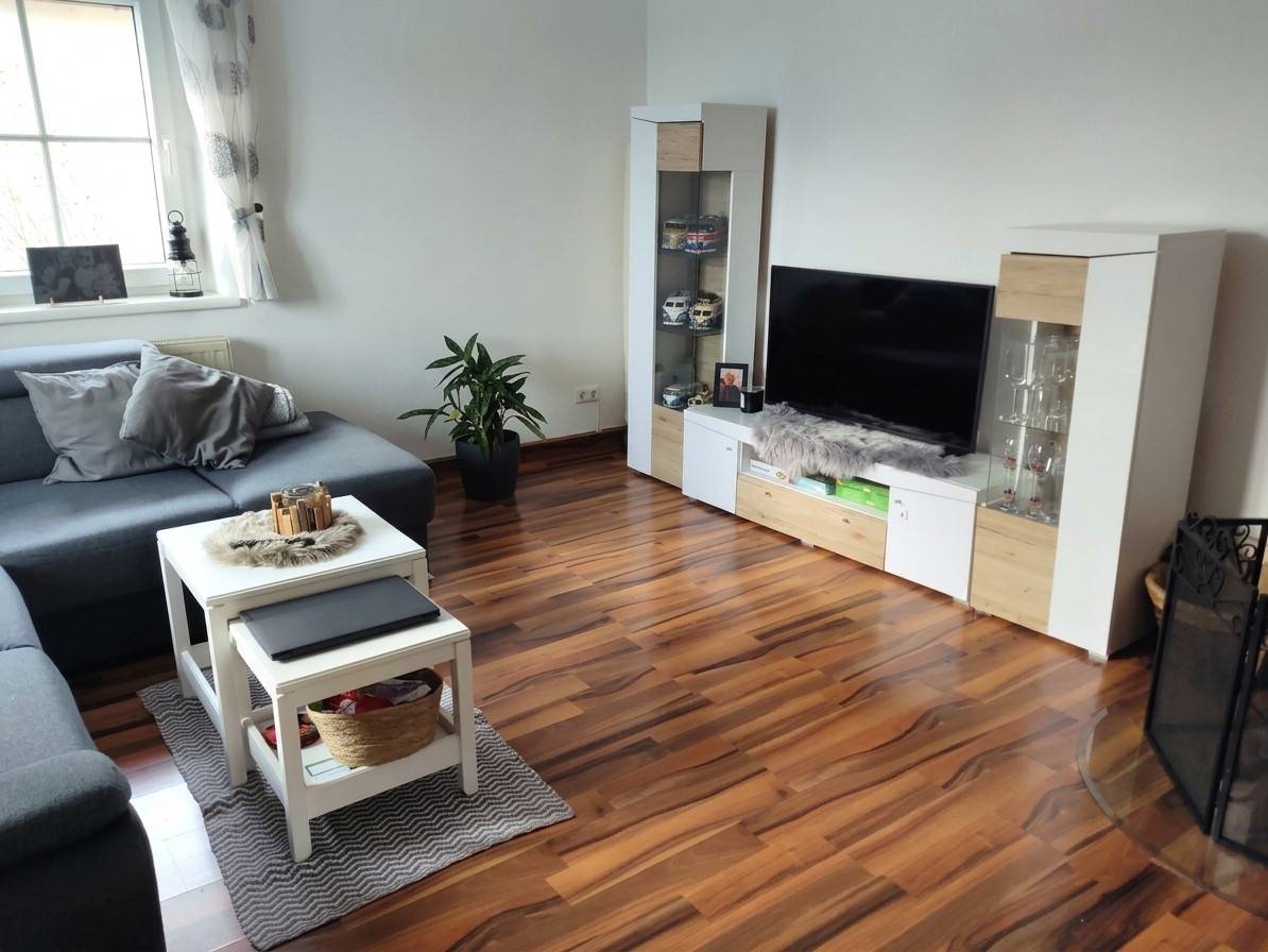 Modernisierte Familienwohnung mit Garten und Garage