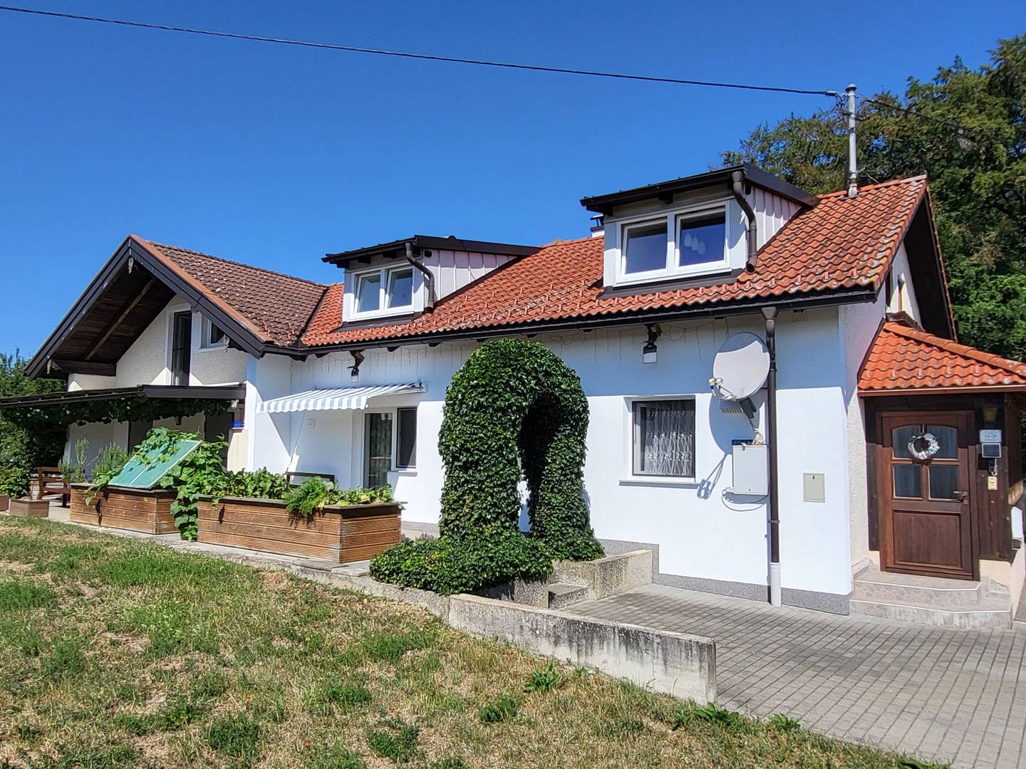 Renovierungsbedürftige Familienwohnung mit Garten und Sauna