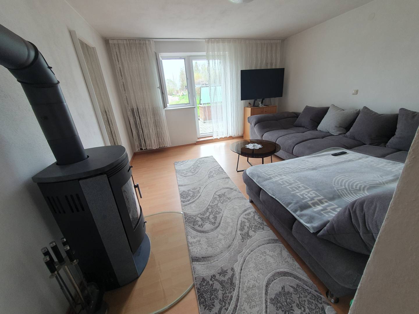 Renovierungsbedürftige Familienwohnung mit Garten und Sauna