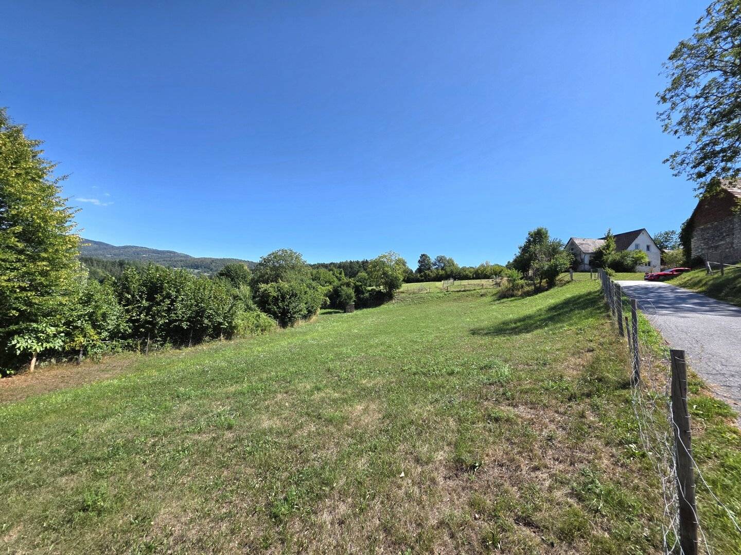 Building plot in elevated, sunny location