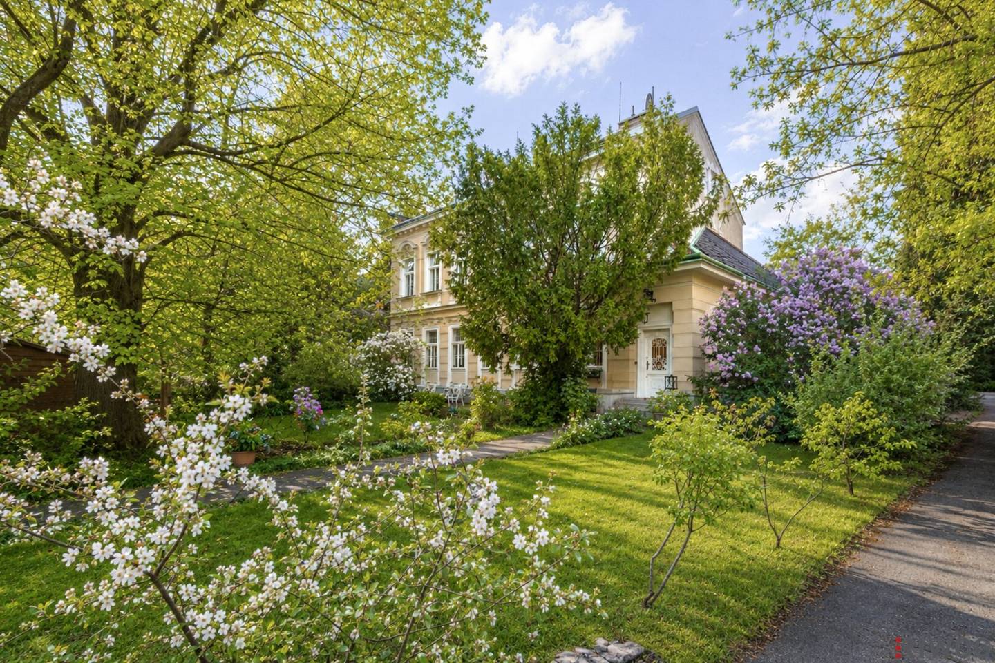 Elegant house in prime location, very large plot, 1130 Vienna