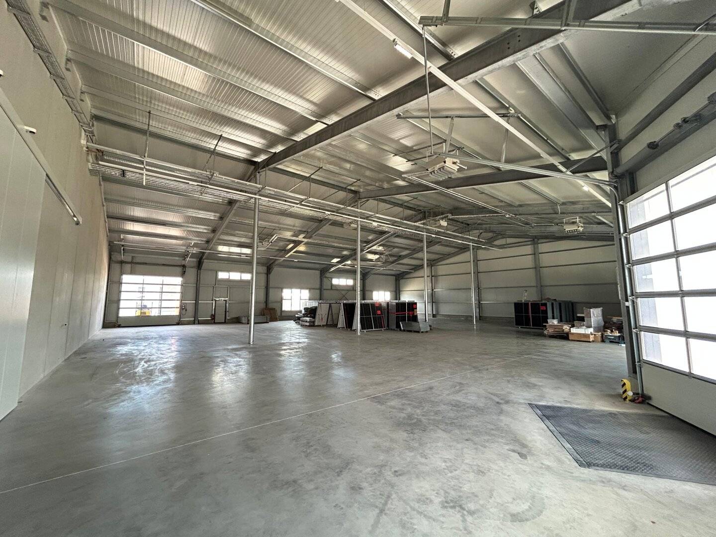 Moderne Lagerhalle | ca. 900 m² | LKW-Rampe &amp; Rolltore | A2-Nähe Kottingbrunn