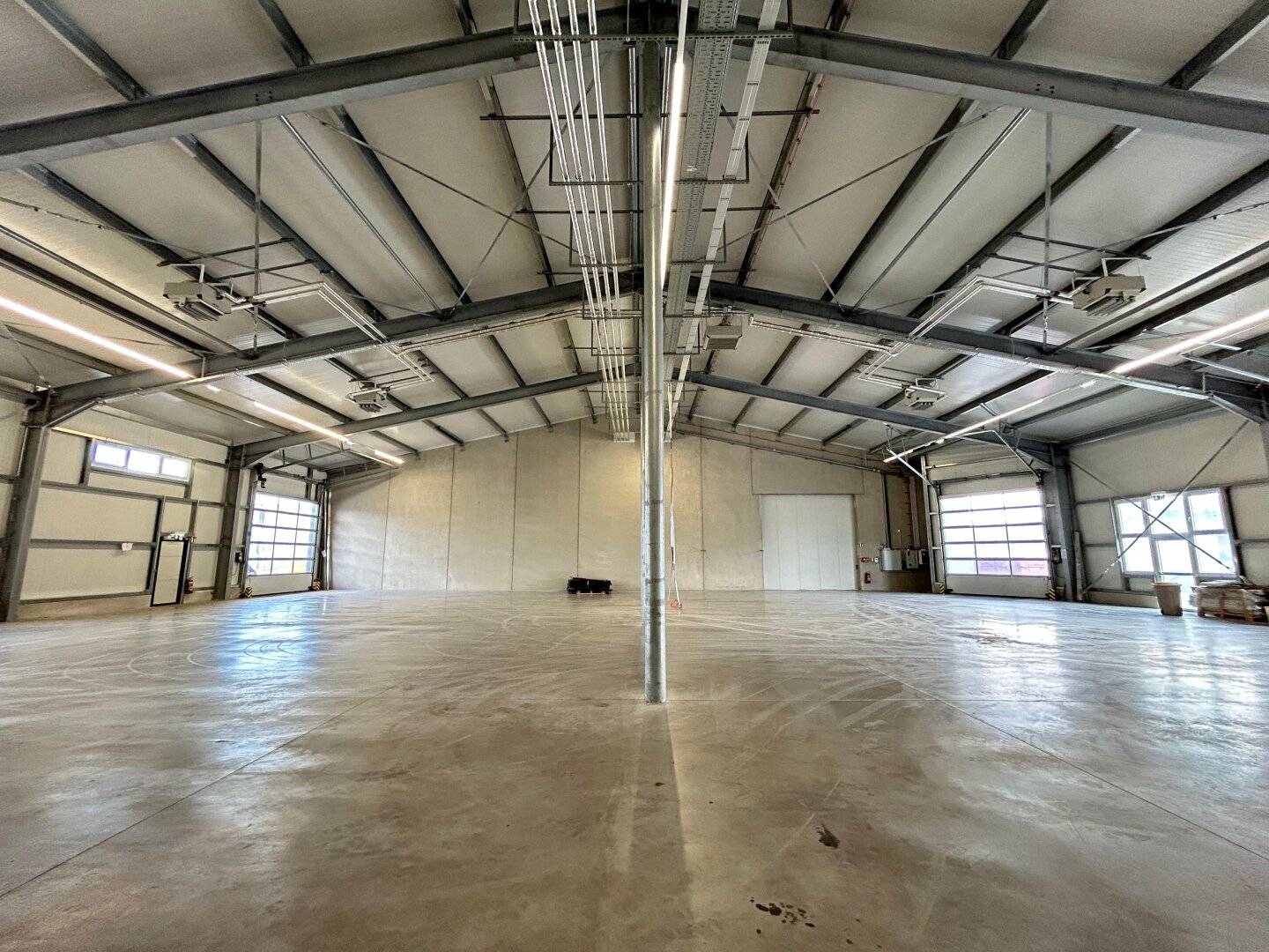 Moderne Lagerhalle | ca. 741 m² | LKW-Rampe &amp; Rolltore | A2-Nähe Kottingbrunn