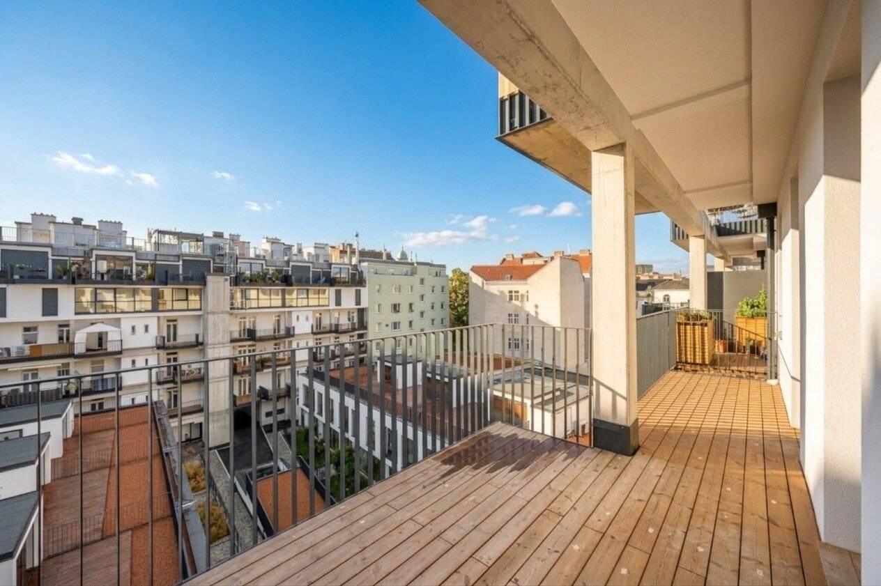 Completely renovated 3-room old building apartment with spacious balcony