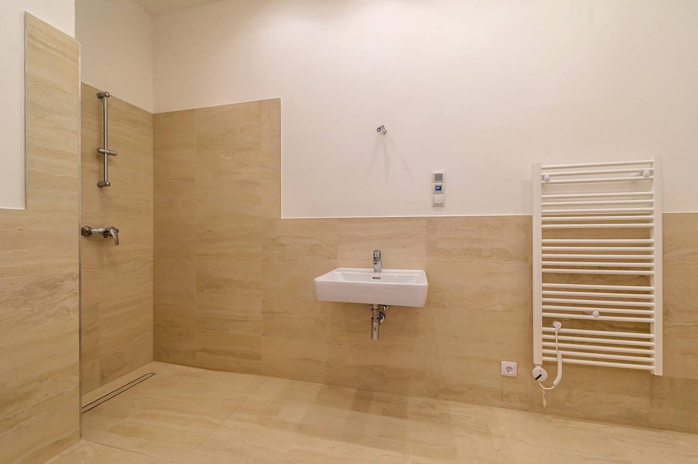Completely renovated 3-room old building apartment with spacious balcony