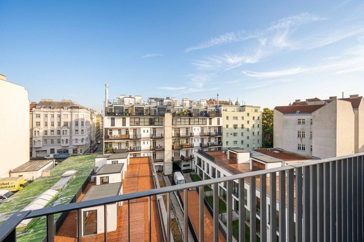 Completely renovated 3-room old building apartment with spacious balcony