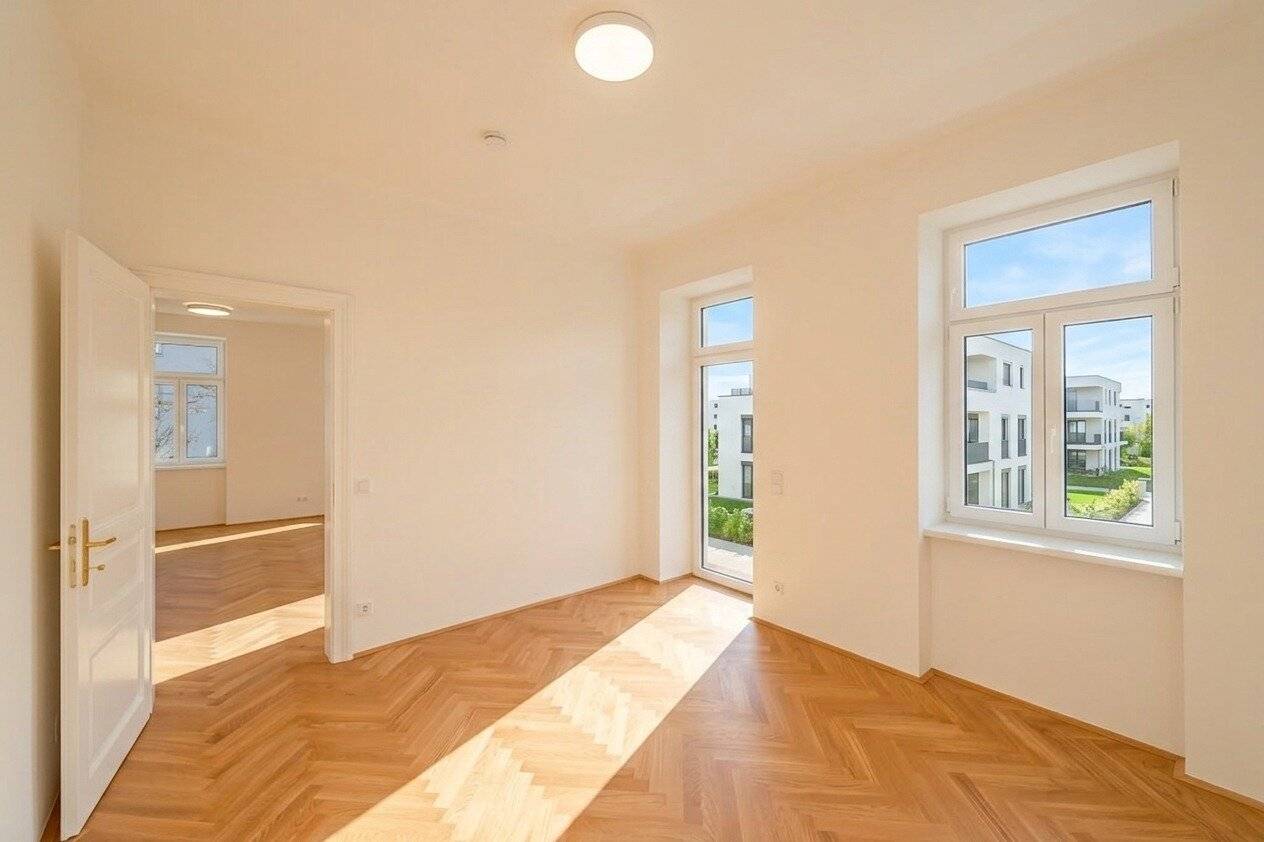 Completely renovated 3-room old building apartment with spacious balcony