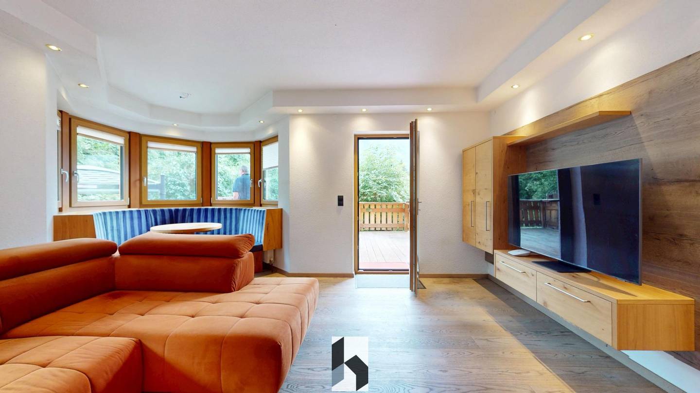 Renovierte Familienwohnung mit privatem Garten und Whirlpool