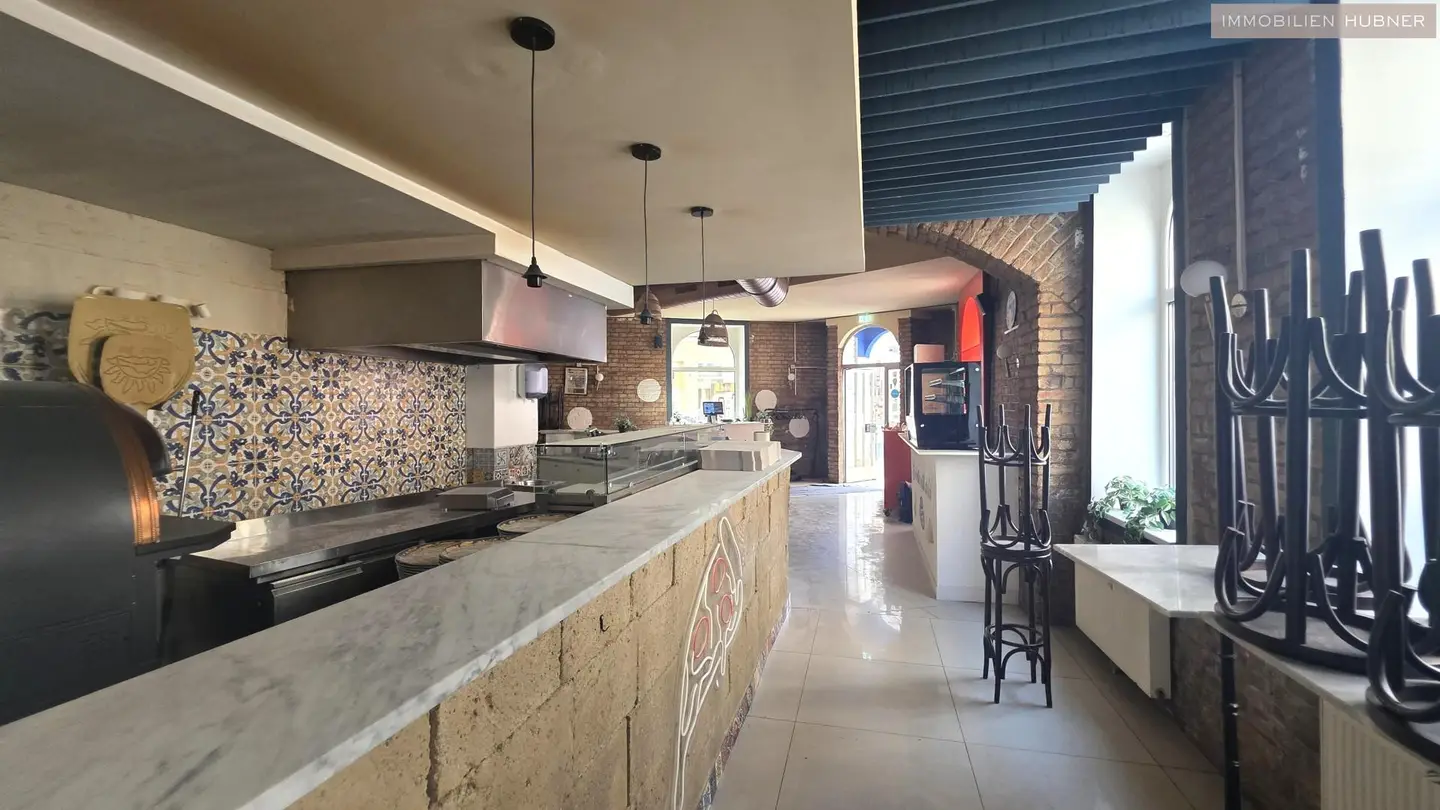 Fully equipped apartment with outdoor seating and excellent visibility