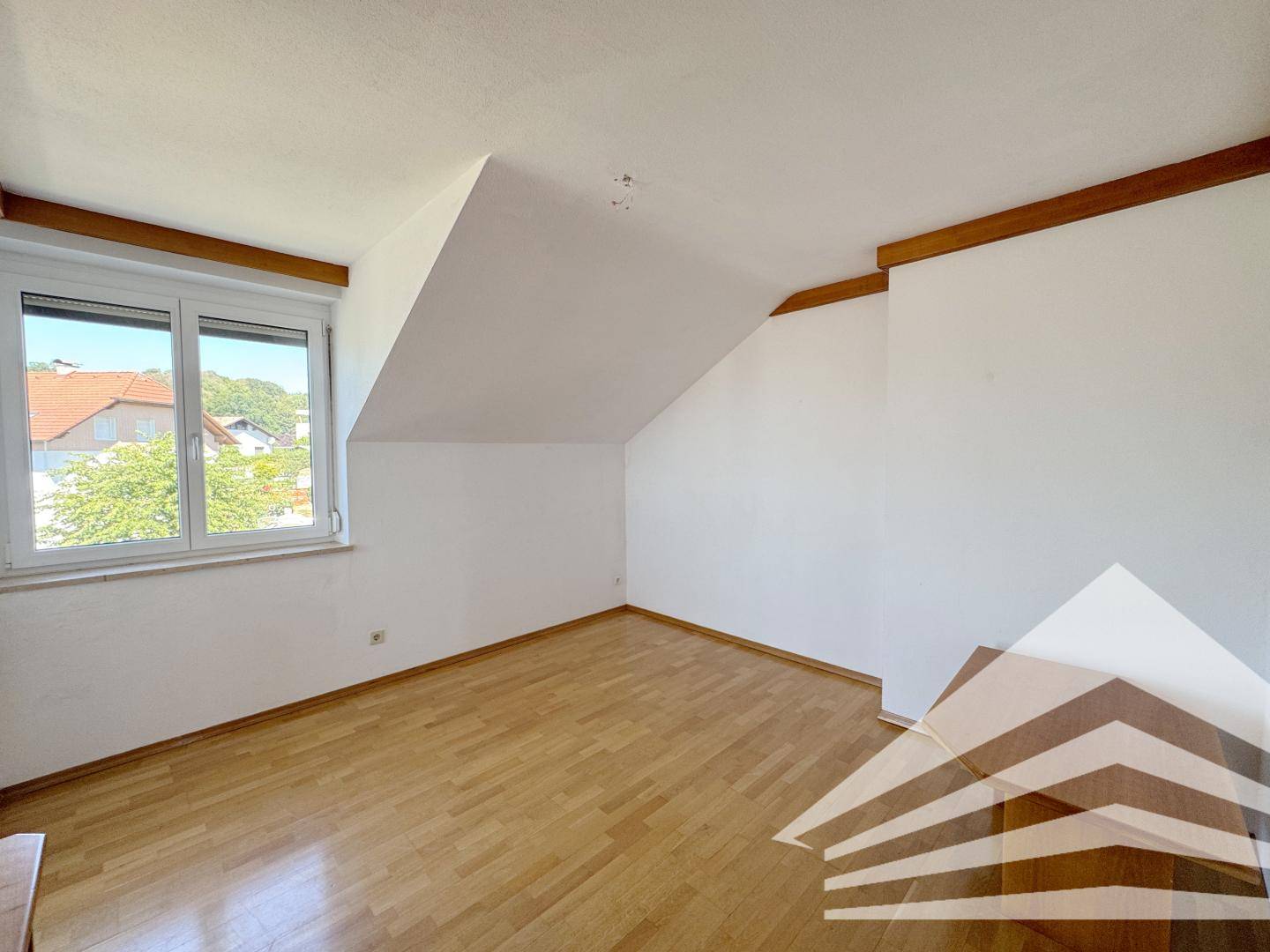 Well laid out apartment with loggia and garage in Lichtenberg