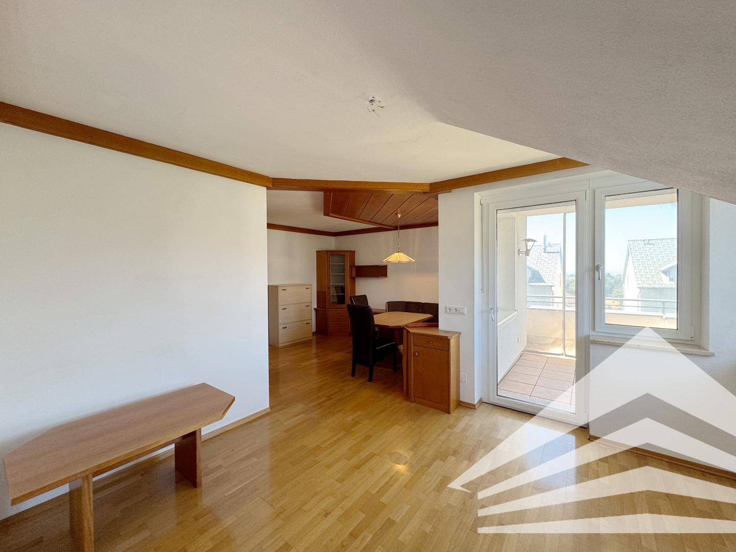 Well laid out apartment with loggia and garage in Lichtenberg