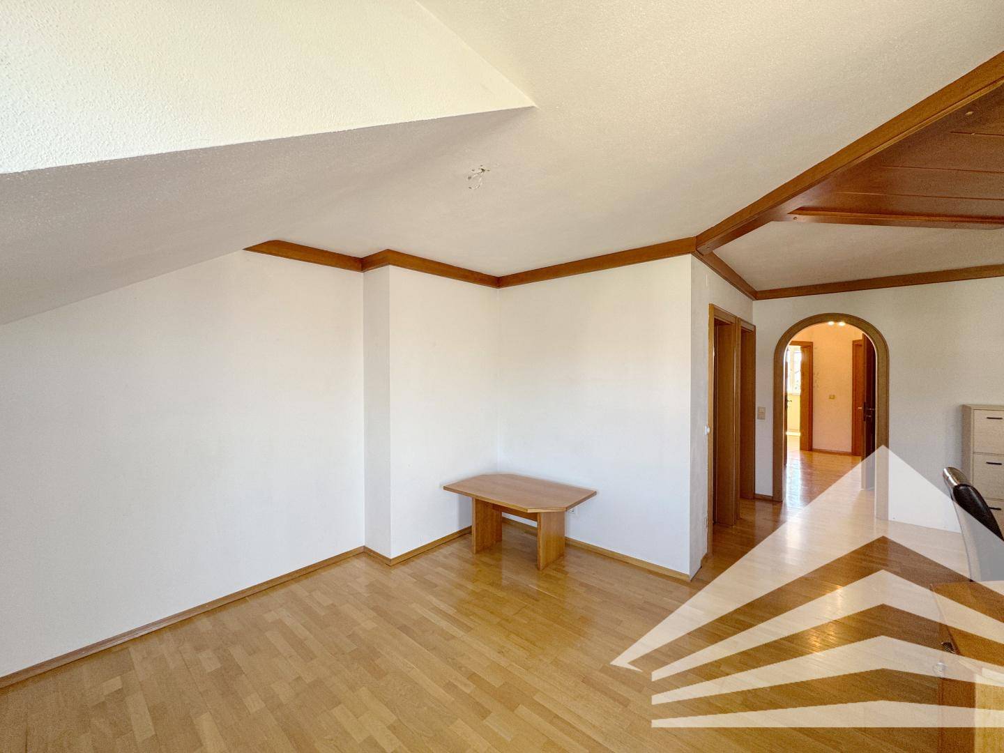 Well laid out apartment with loggia and garage in Lichtenberg