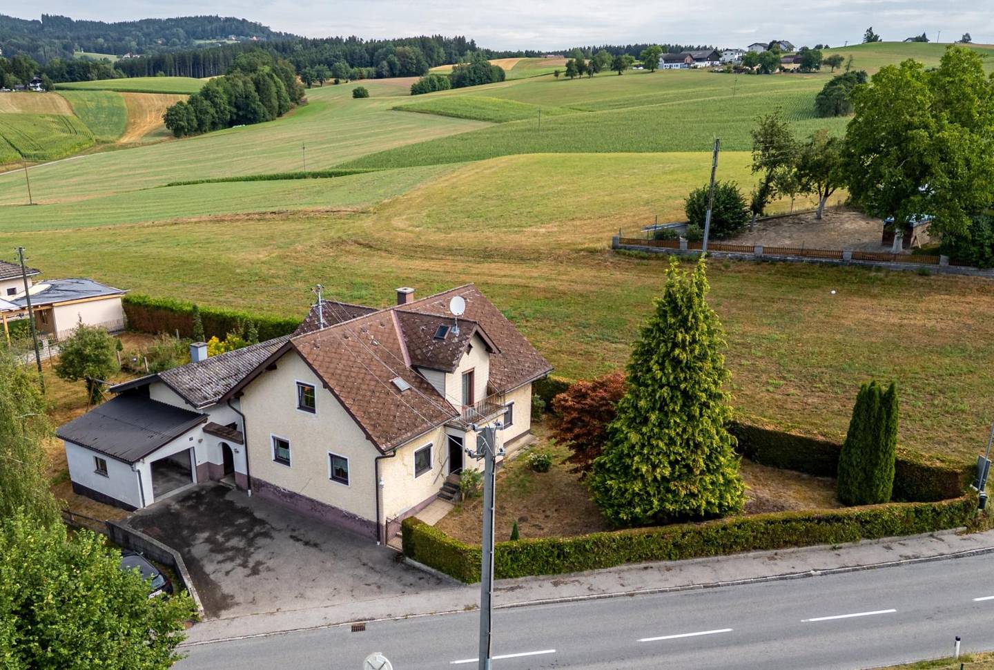 Familienwohnung mit großem Garten und Garage