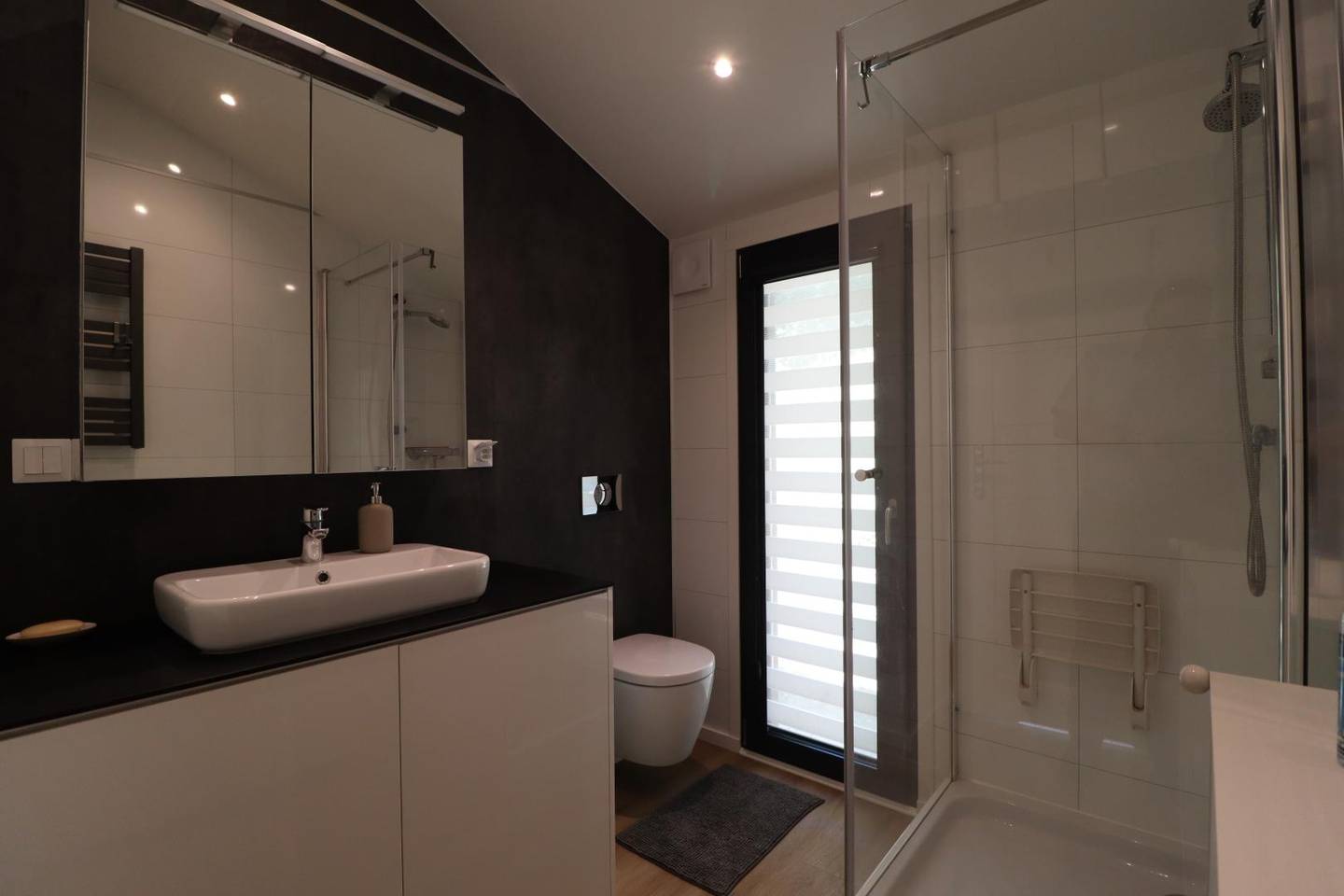 Premium Wohnung mit Privatgarten und Parkplatz