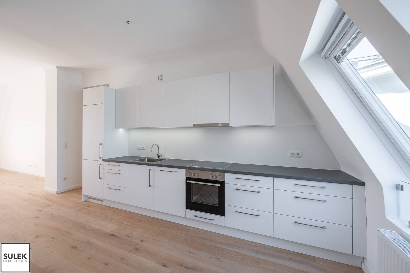 First occupancy after complete renovation with distant view (Donaukanal, St. Stephen's Cathedral, ...): 3 rooms + kitchen - rent including heating costs!