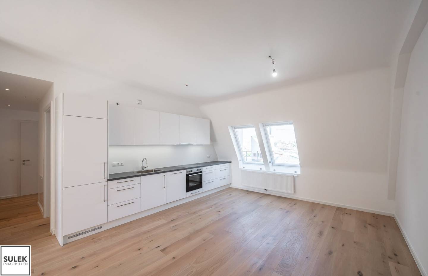 First occupancy after complete renovation with distant view (Donaukanal, St. Stephen's Cathedral, ...): 3 rooms + kitchen - rent including heating costs!