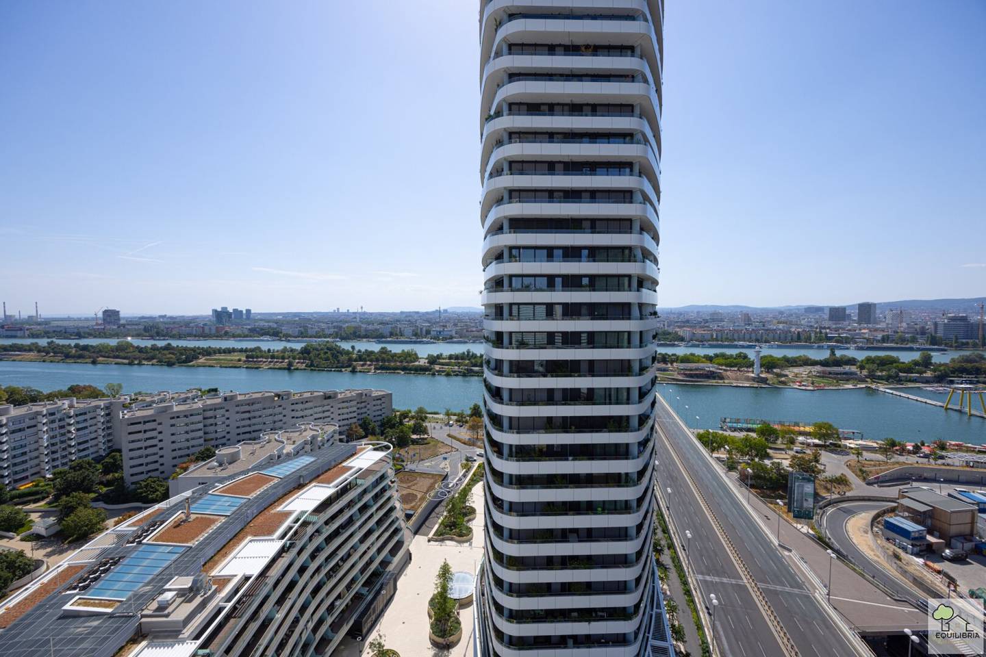 High Up - Living with Panoramic View Near Donauinsel