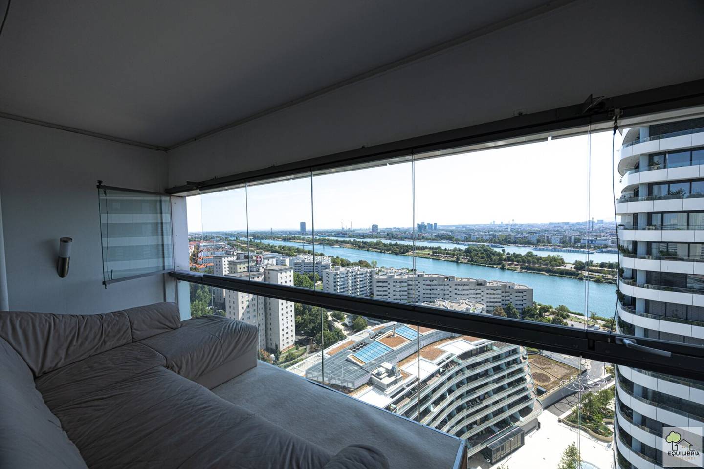 High Up - Living with Panoramic View Near Donauinsel