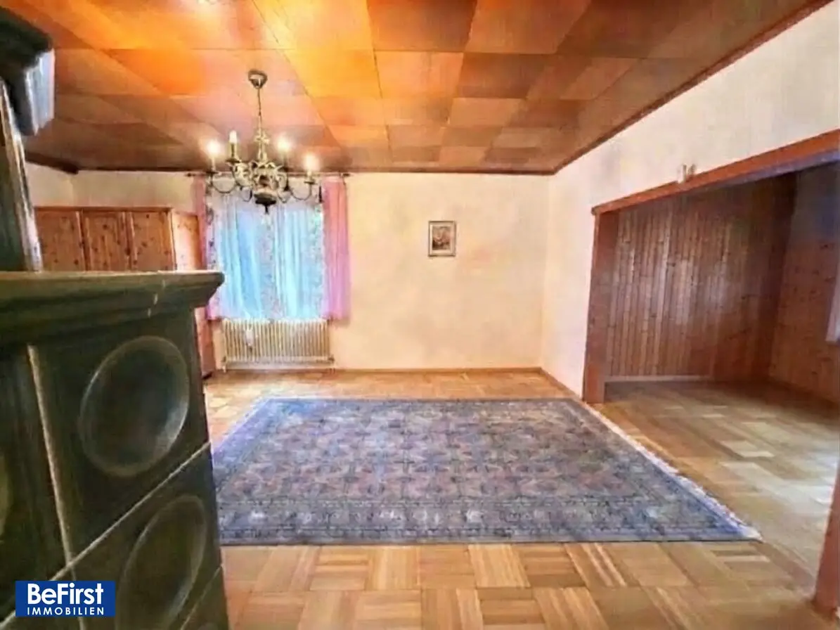 Single-family house (in need of renovation) with magnificent garden, pool and development potential – perfect for families with a wish to design