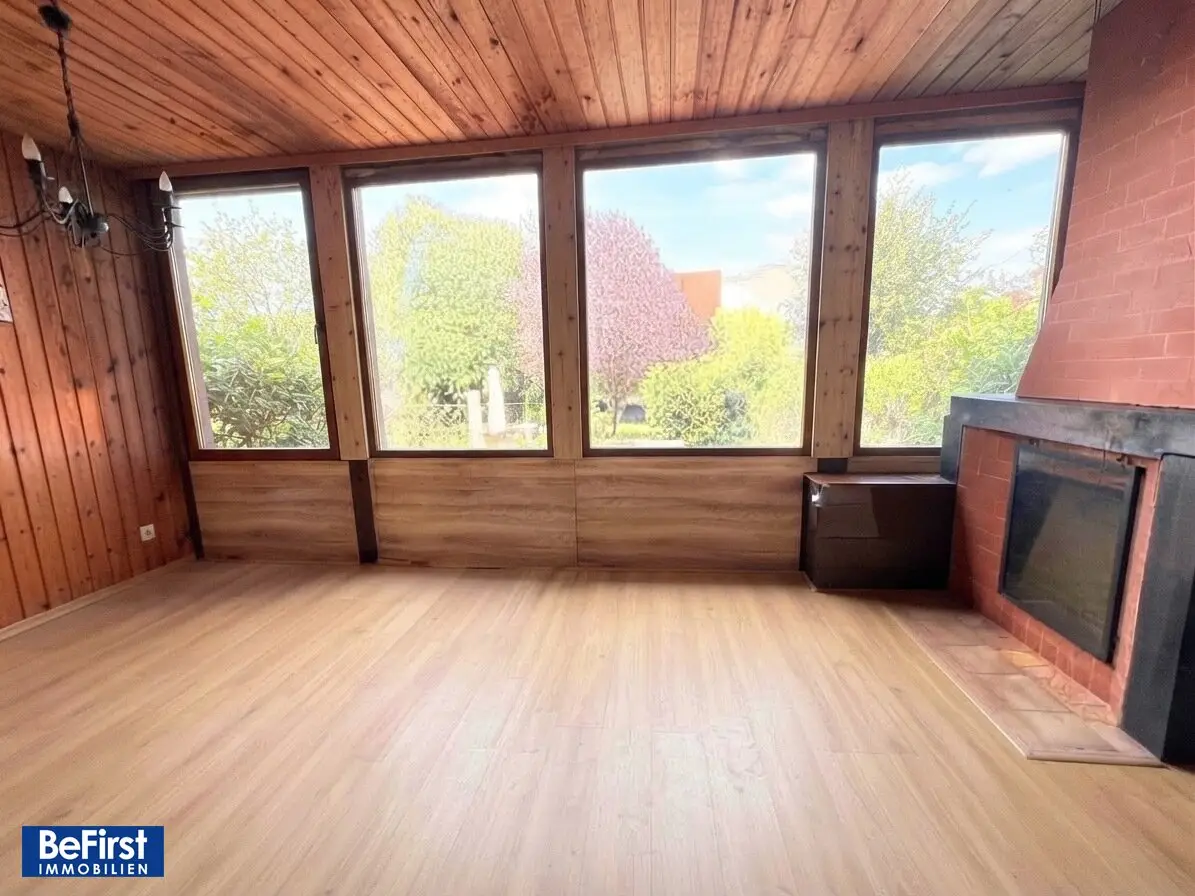 Single-family house (in need of renovation) with magnificent garden, pool and development potential – perfect for families with a wish to design