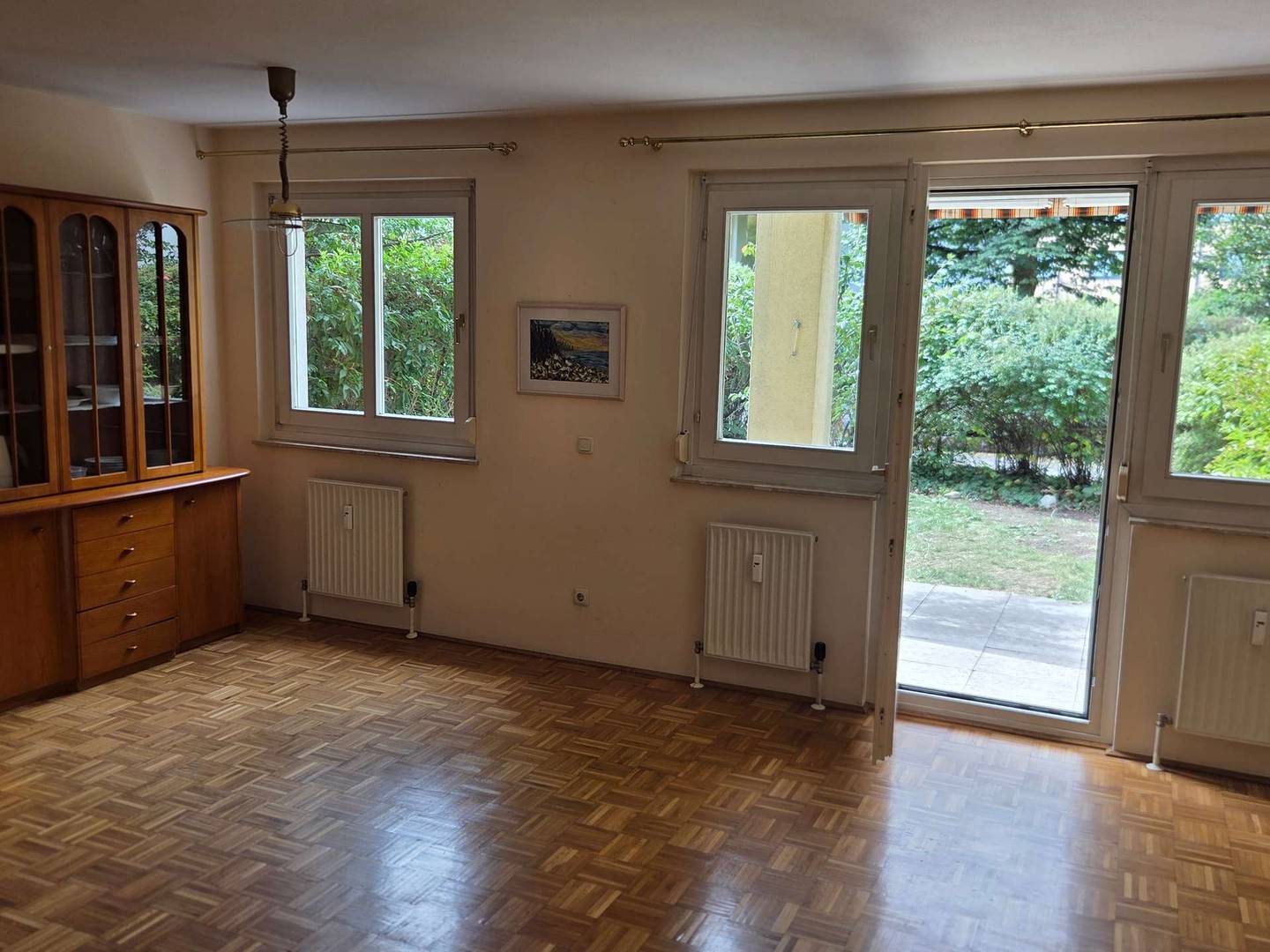 Ground floor apartment with private garden and underground parking space