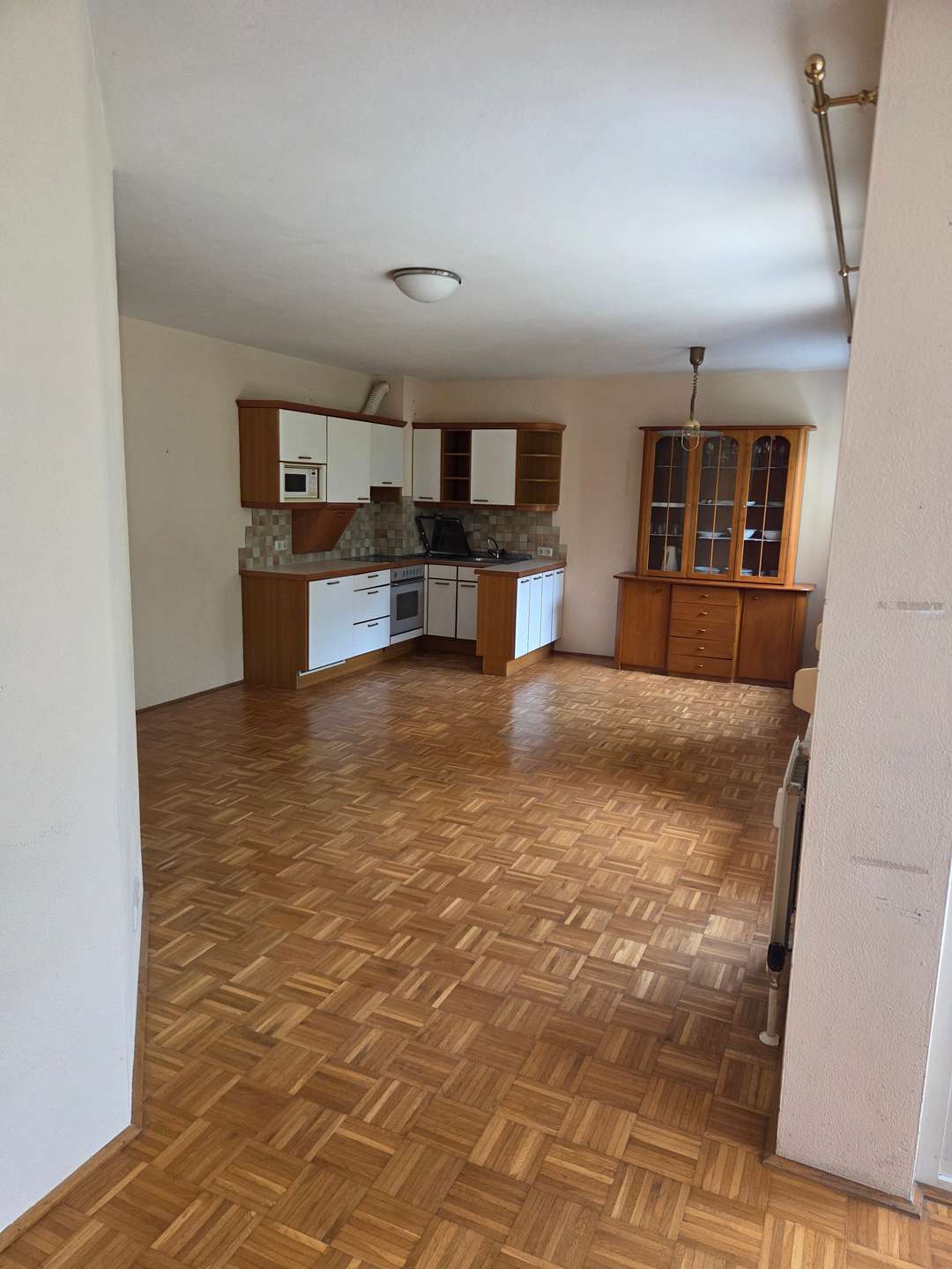 Ground floor apartment with private garden and underground parking space