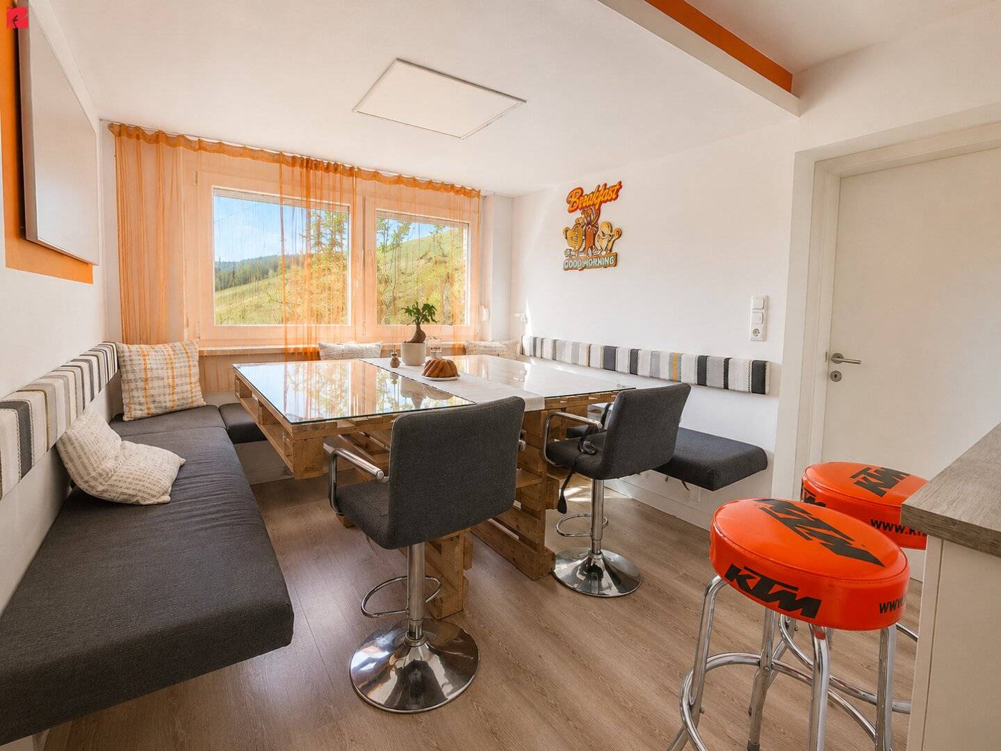 Traumblick zur Riegersburg – Garage mit Bar &amp; Hebebühne