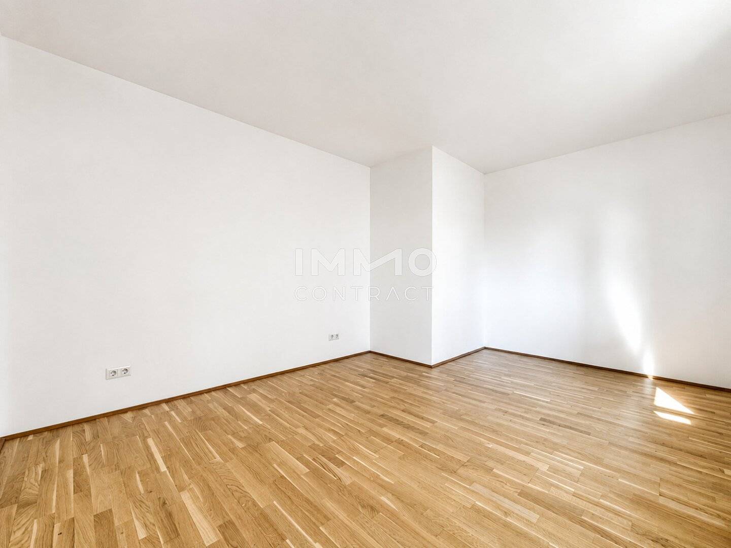 Courtyard quiet location at best price! 2-room apartment with terrace &amp; designer open-plan kitchen