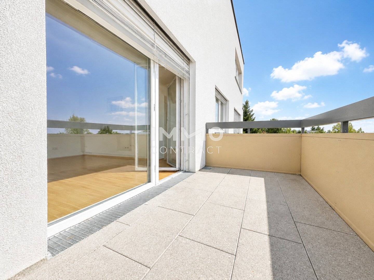 Sunny 2-room apartment with balcony and spacious open-plan kitchen (approx. 30 m²)