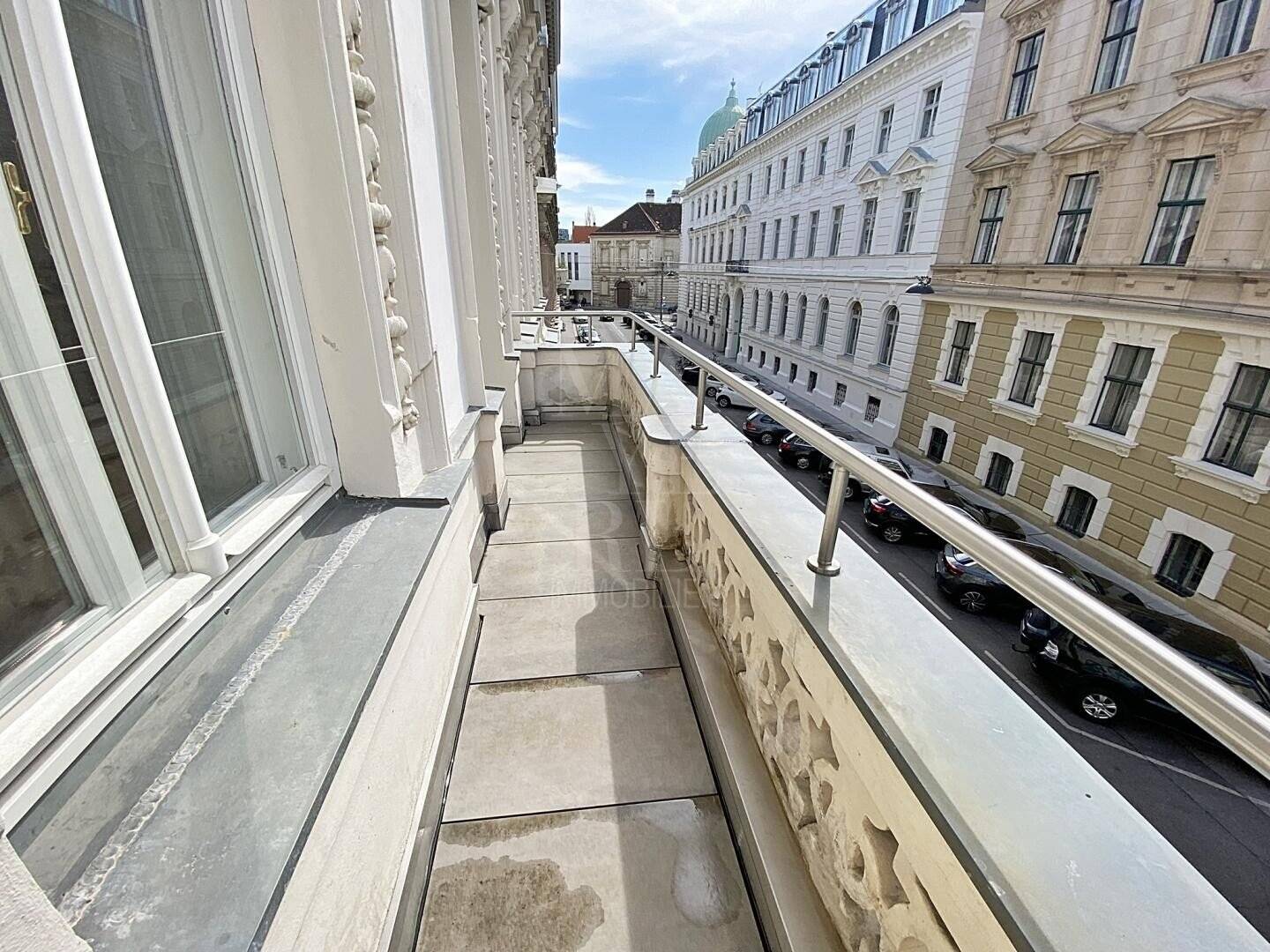 Prachtvolle Altbauwohnung mit Balkon