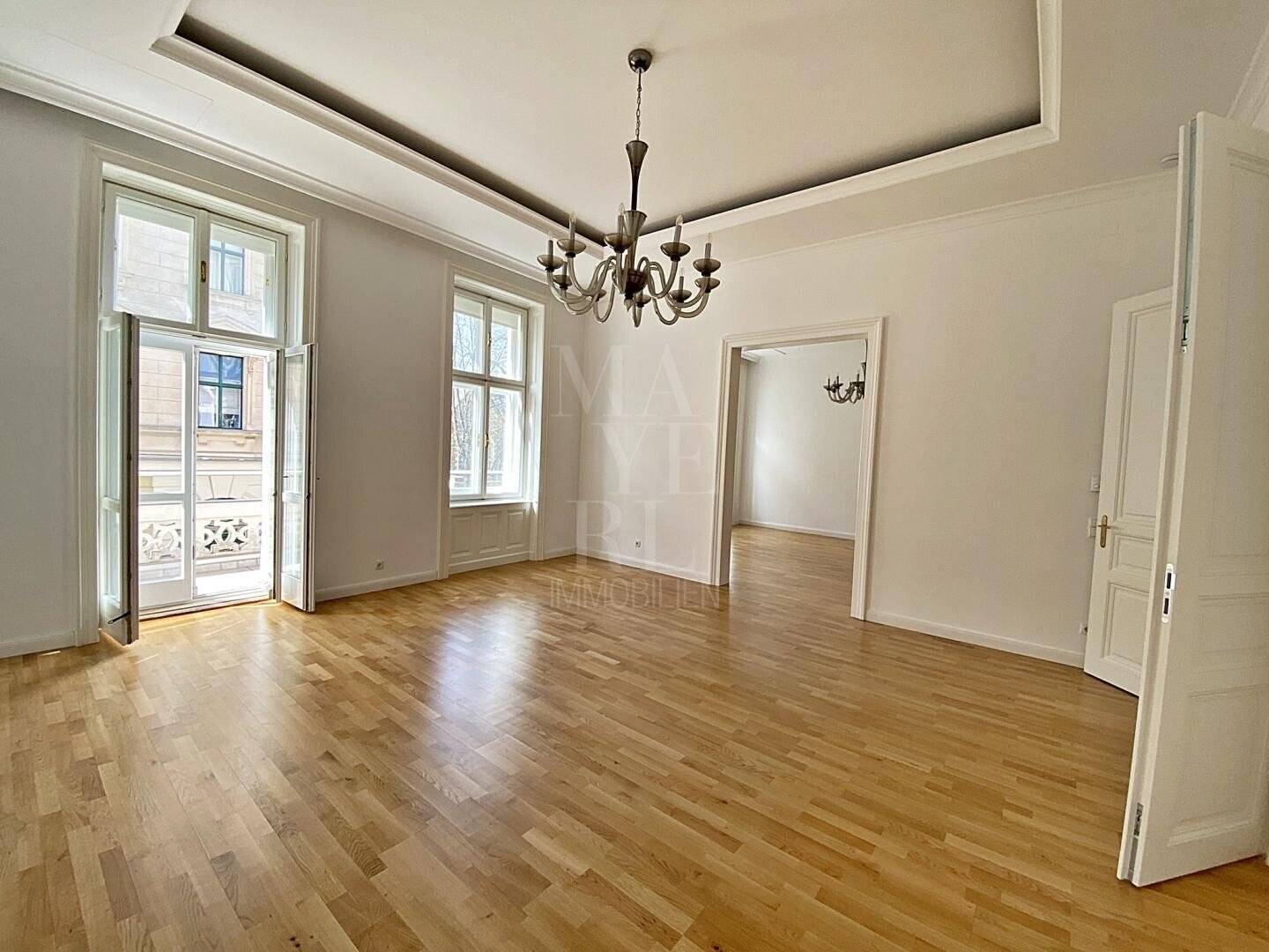 Prachtvolle Altbauwohnung mit Balkon