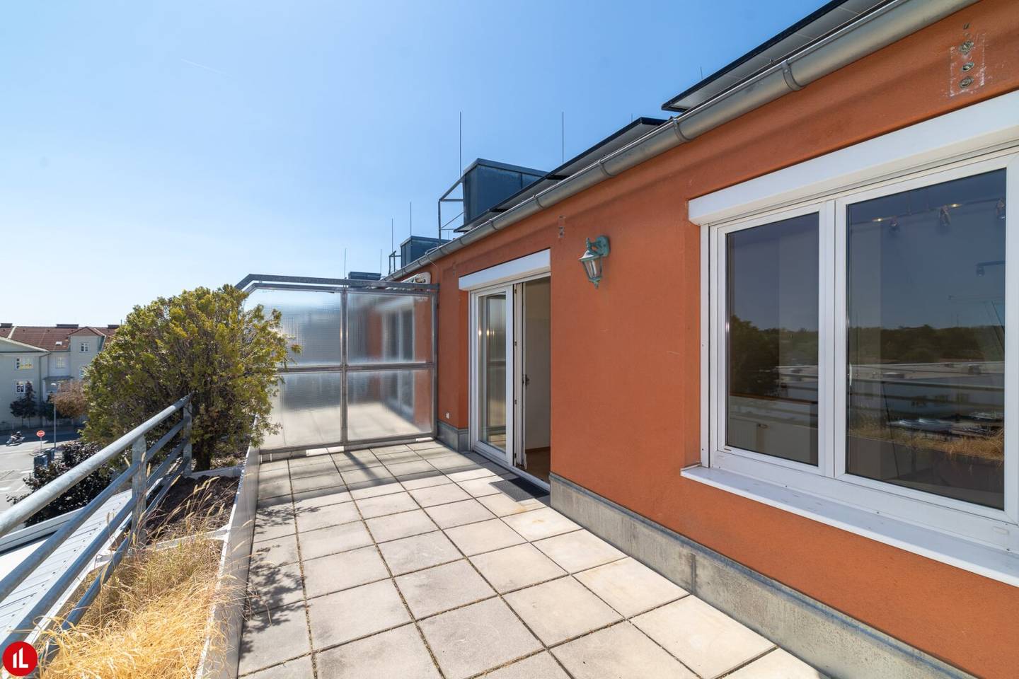 Living on two levels | spacious maisonette with two outdoor areas in Schwechat