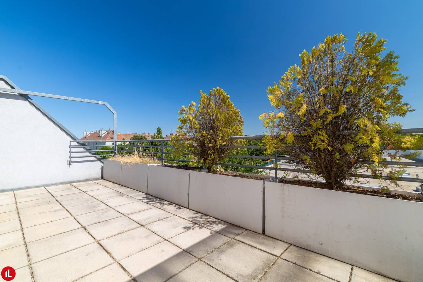 Living on two levels | spacious maisonette with two outdoor areas in Schwechat