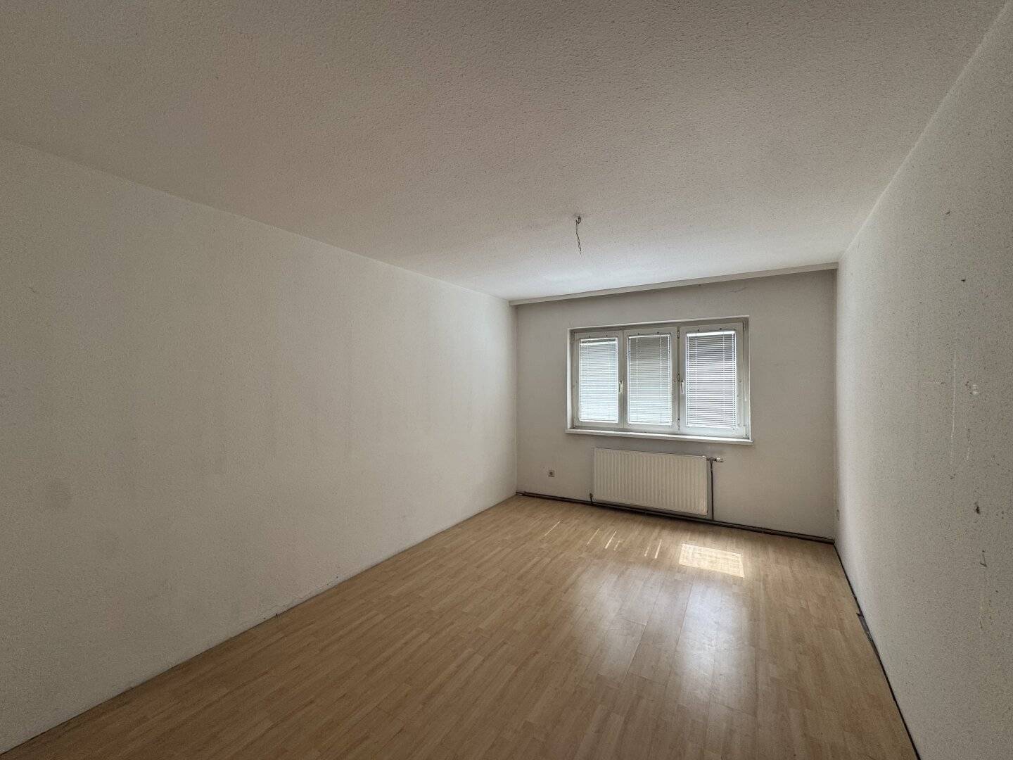 Renovation professionals take note 4-room apartment near U3 Ottakring Available immediately