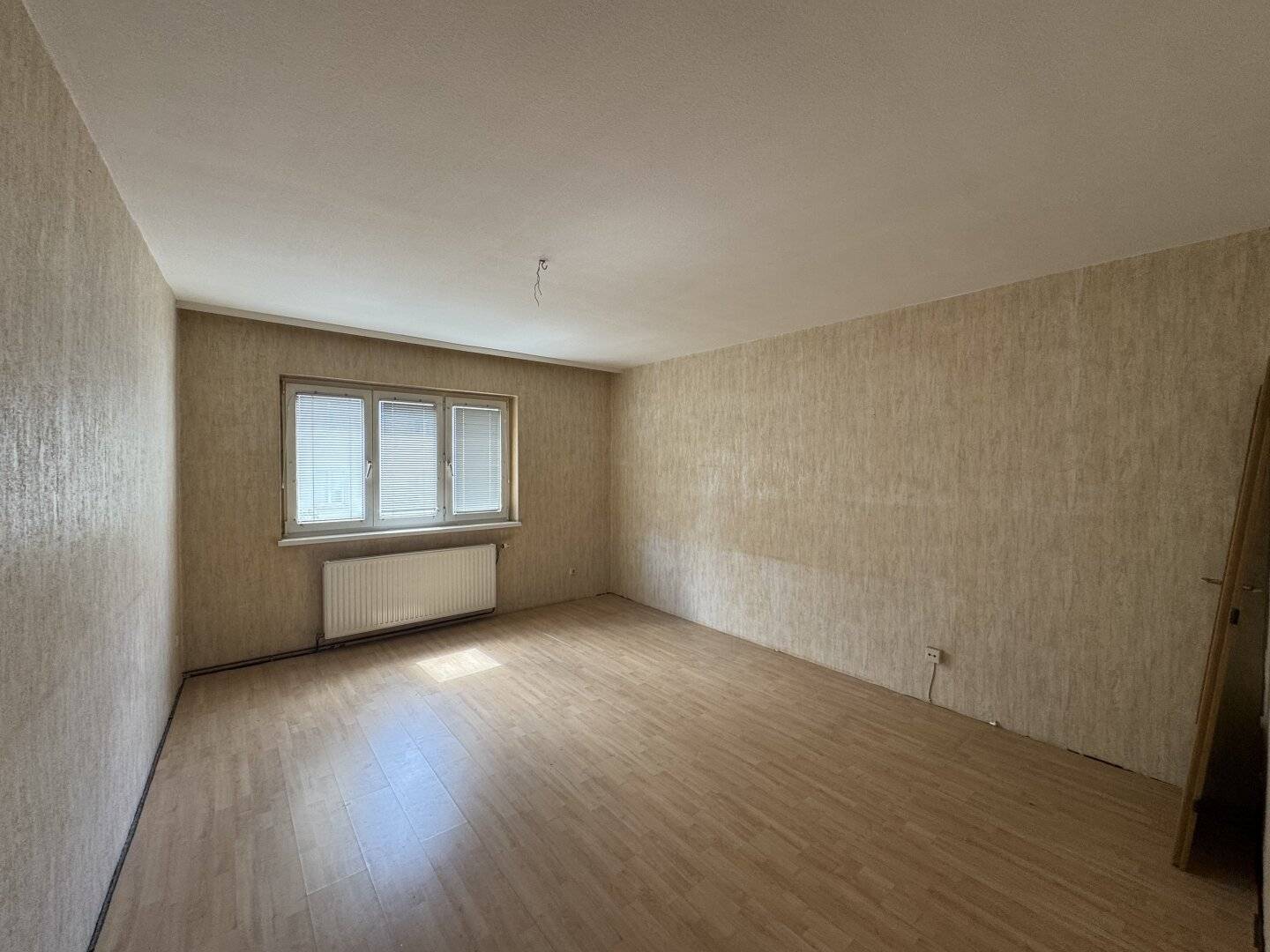 Renovation professionals take note 4-room apartment near U3 Ottakring Available immediately