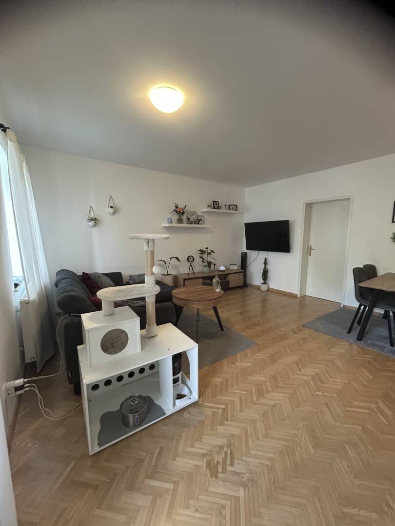 Quiet period building apartment in top city center location with balcony