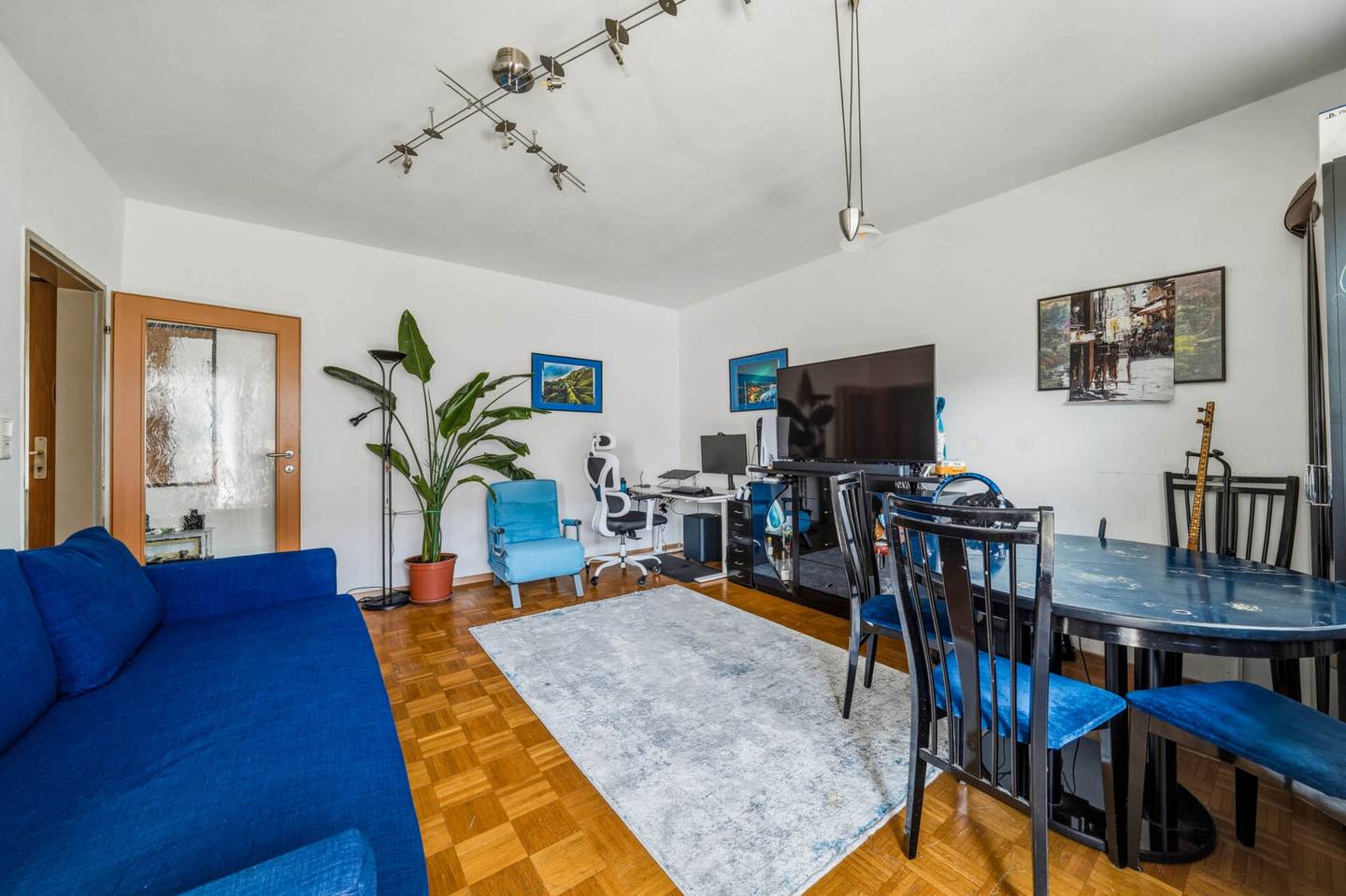 Garçonnière mit Balkon und Blick auf die Bergwelt