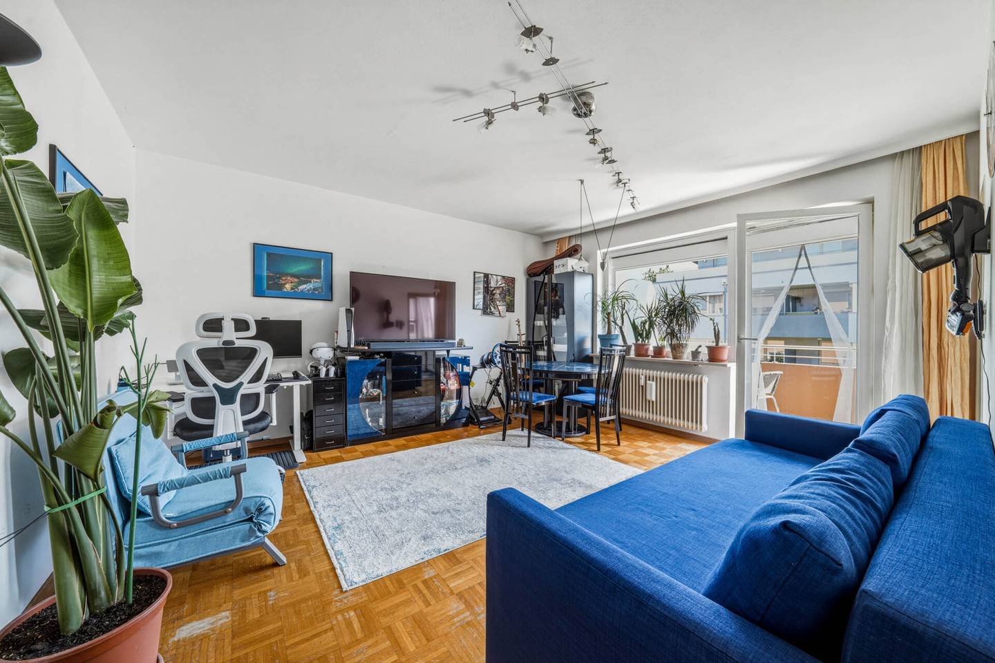 Garçonnière mit Balkon und Blick auf die Bergwelt