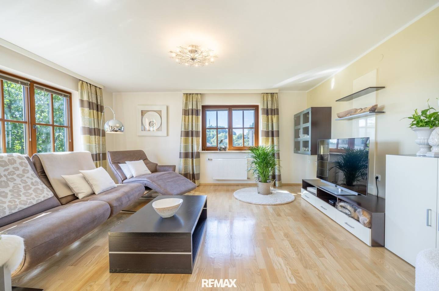 Exclusive living ambience with private garden in Neumarkt am Wallersee