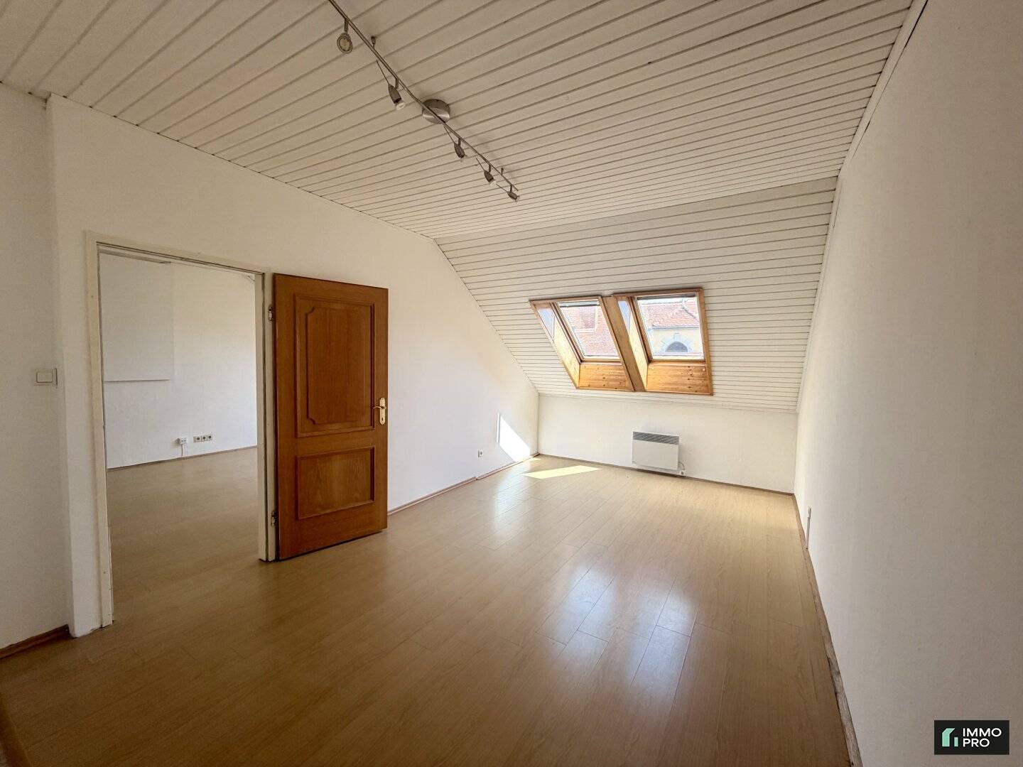 Schöne Dachgeschosswohnung mit zwei Zimmer - zu vermieten!