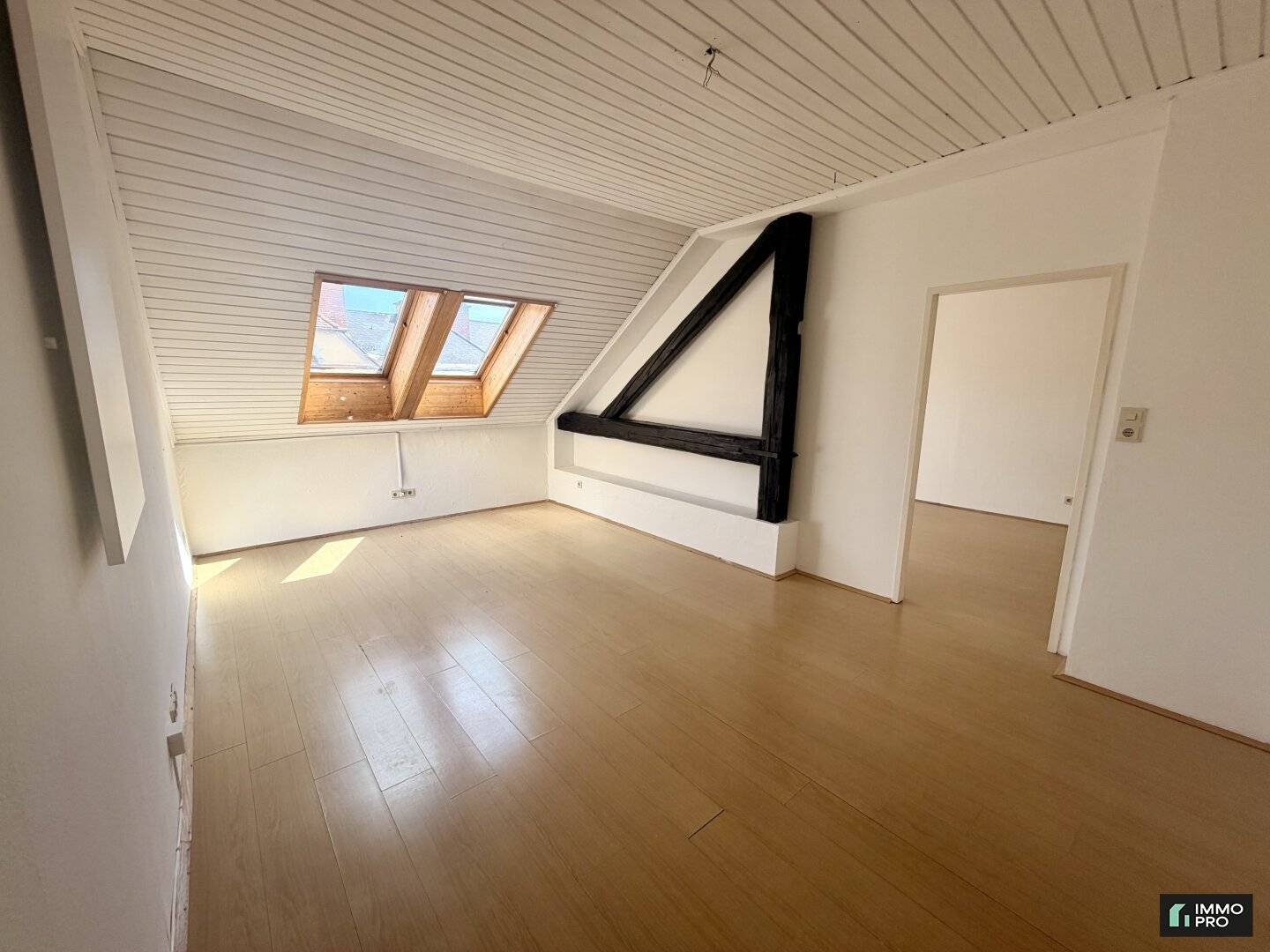 Schöne Dachgeschosswohnung mit zwei Zimmer - zu vermieten!