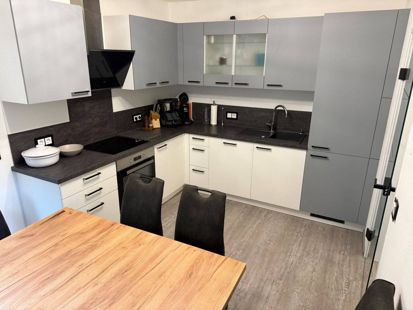 Residential gem near Velden: Newly modernized 3-room apartment with Karawanken view and large cellar compartment