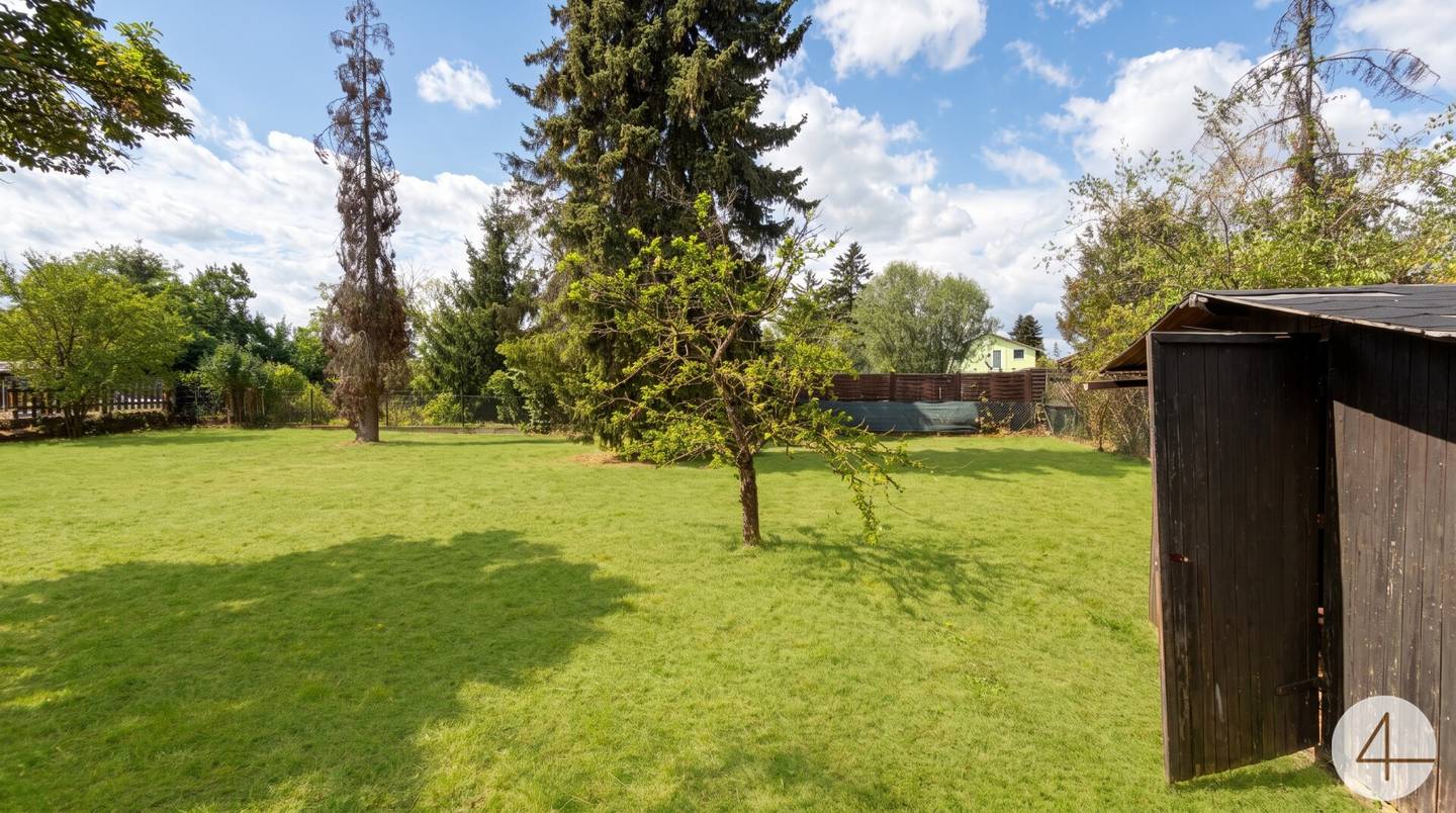 Privacy included – sunny plot away from the road