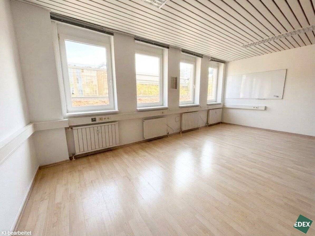 Helle Bürofläche mit eigener Teeküche zu vermieten!
