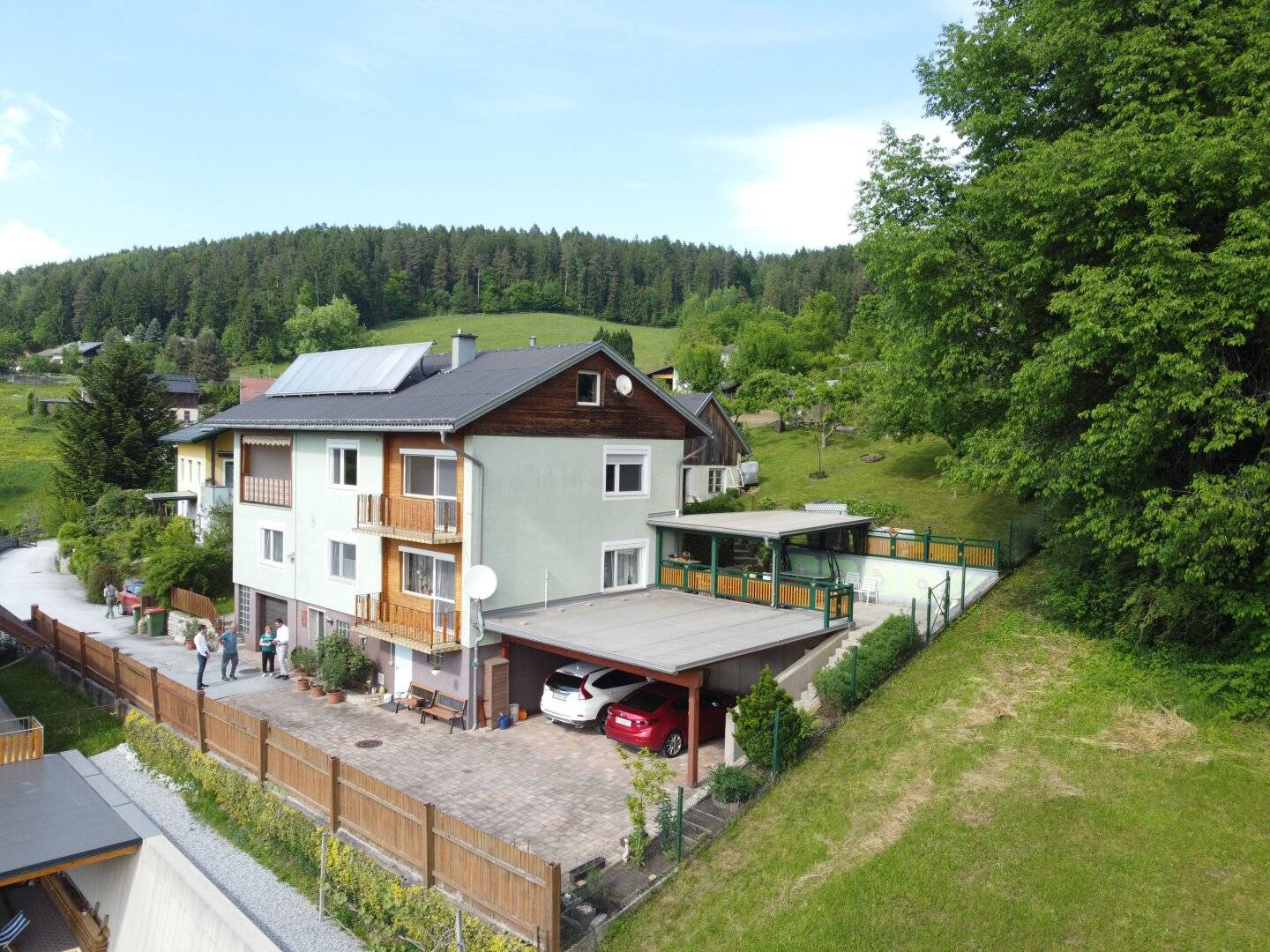 Ruhiges Zweifamilienhaus mit traumhafter Aussicht!