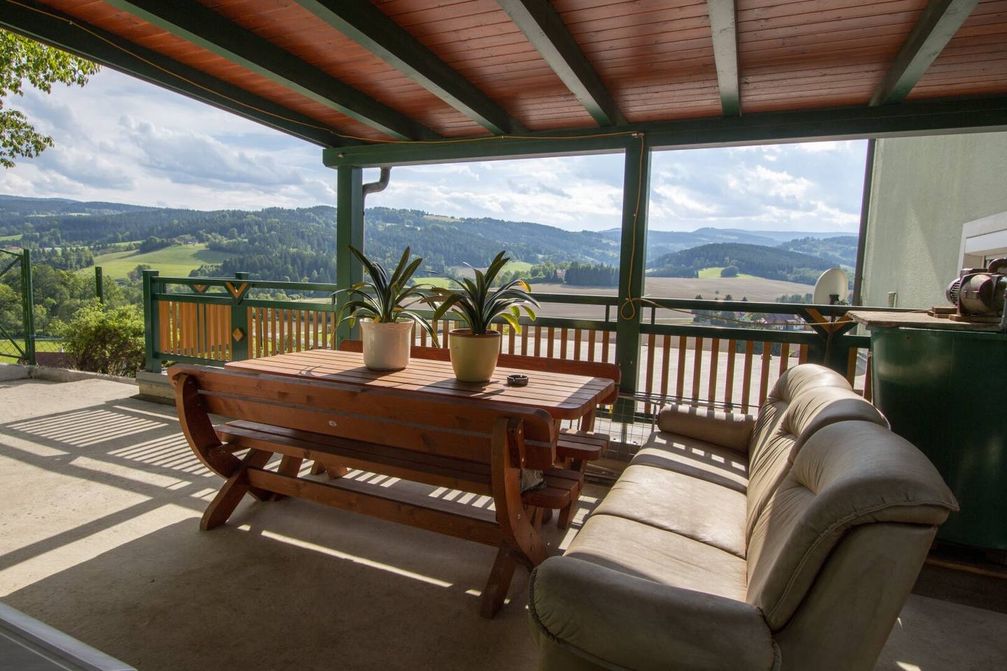 Ruhiges Zweifamilienhaus mit traumhafter Aussicht!